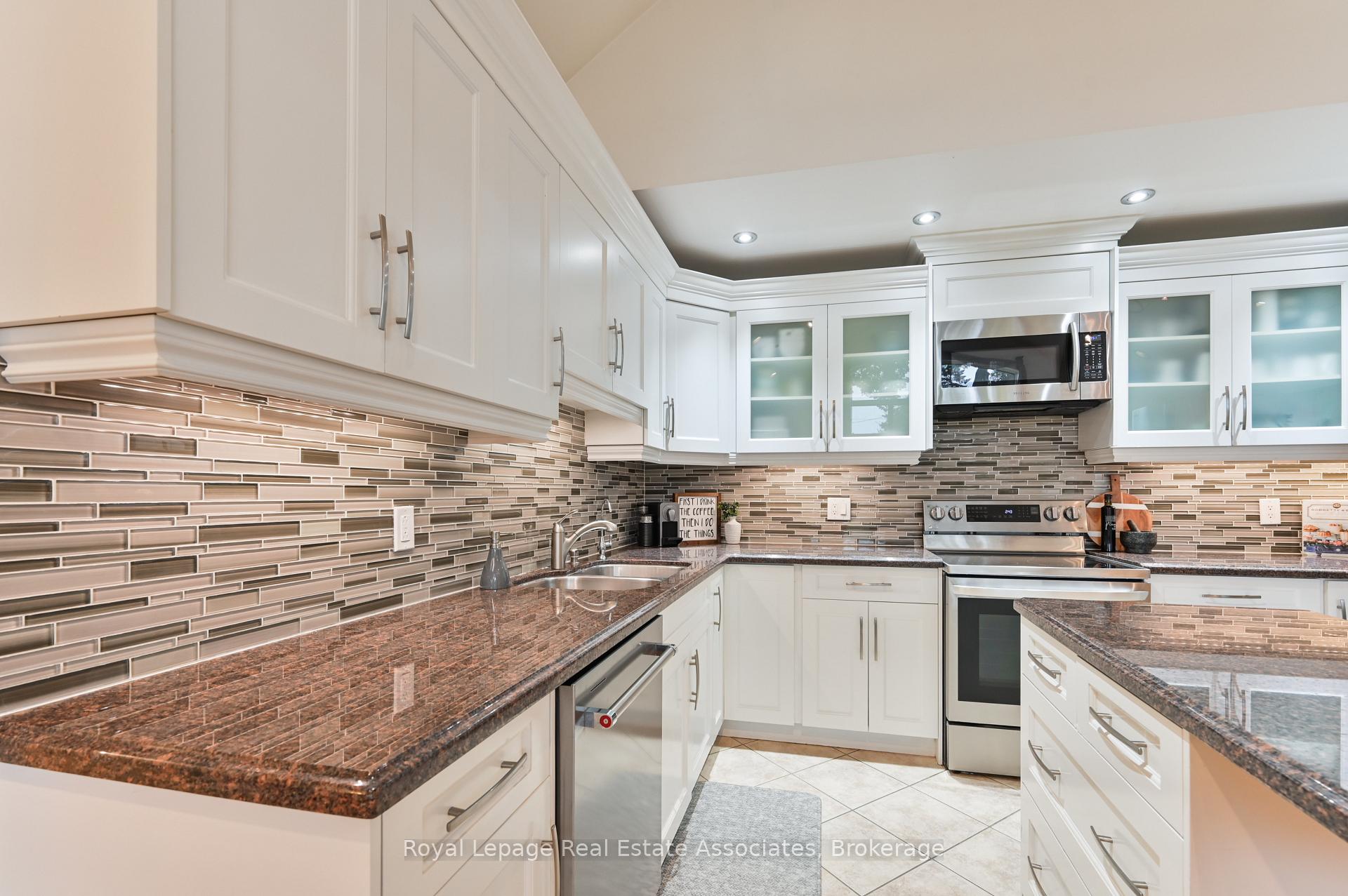 Photo 13 of 39 Shipley Road, Etobicoke, Willowridge-Martingrove-Richview — HOMEH