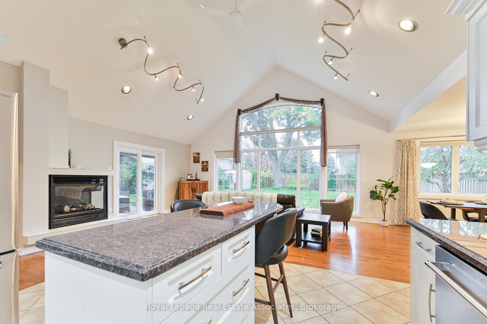Photo 14 of 39 Shipley Road, Etobicoke, Willowridge-Martingrove-Richview — HOMEH
