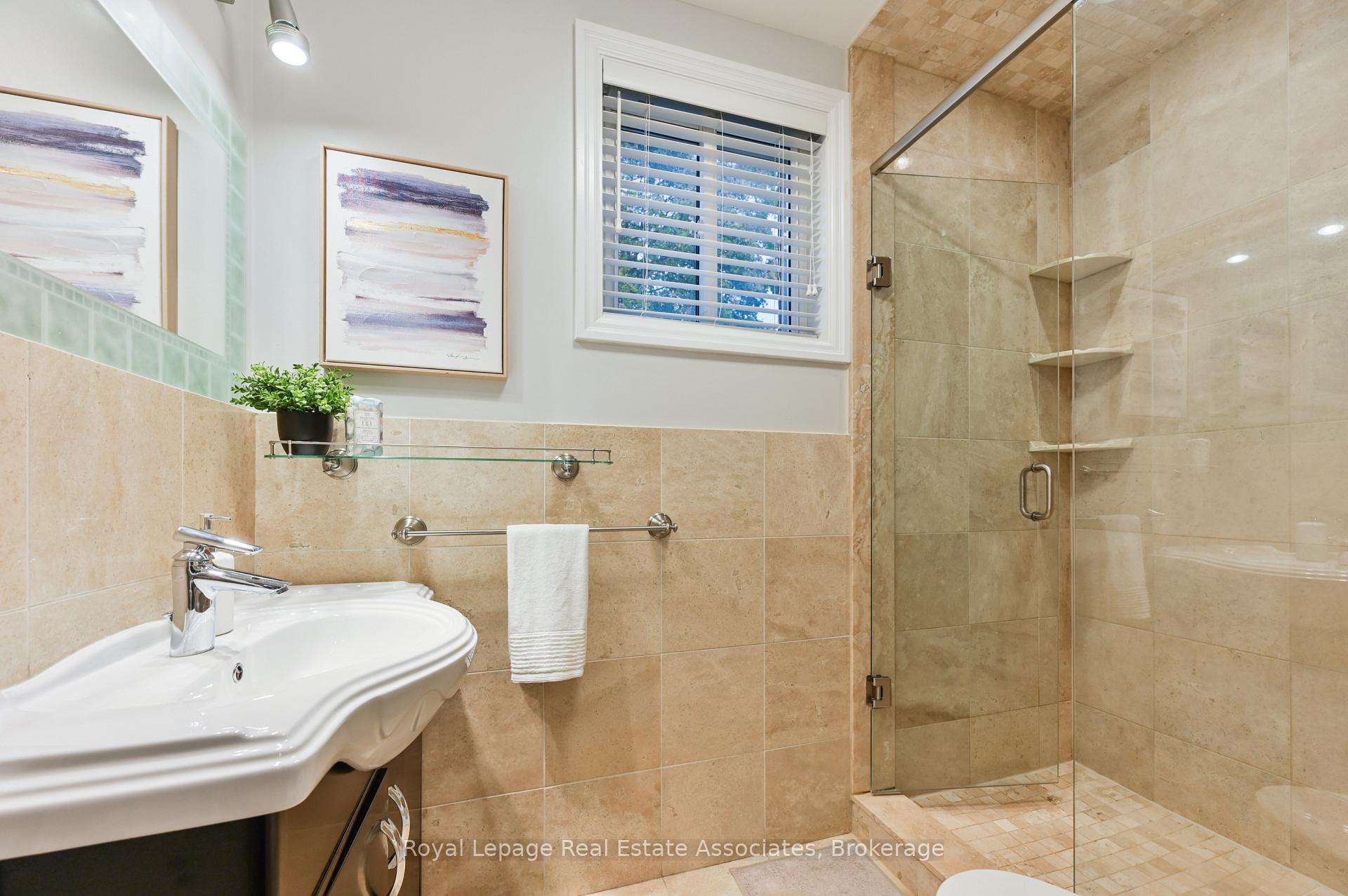 Photo 22 of 39 Shipley Road, Etobicoke, Willowridge-Martingrove-Richview — HOMEH
