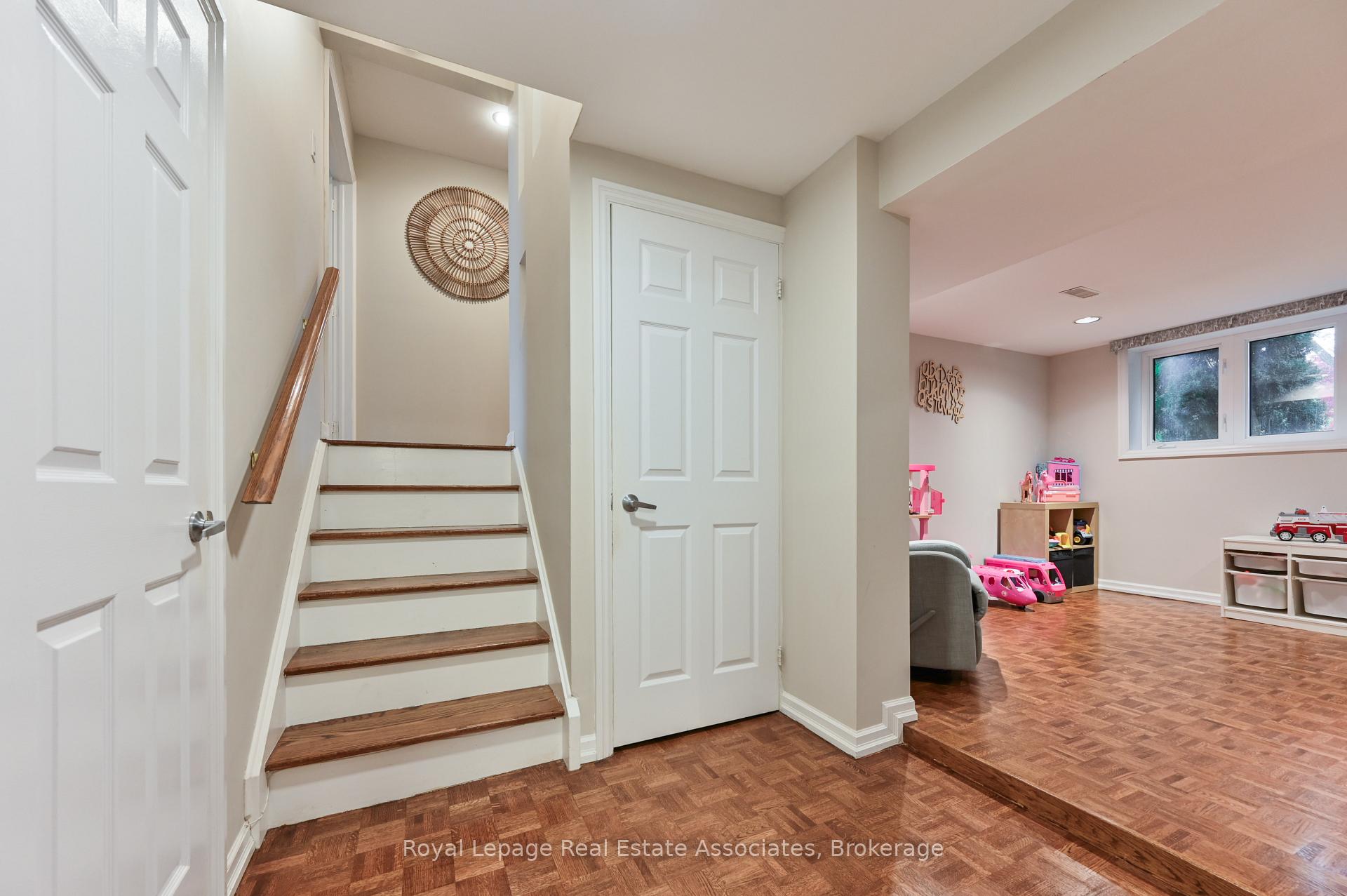 Photo 23 of 39 Shipley Road, Etobicoke, Willowridge-Martingrove-Richview — HOMEH