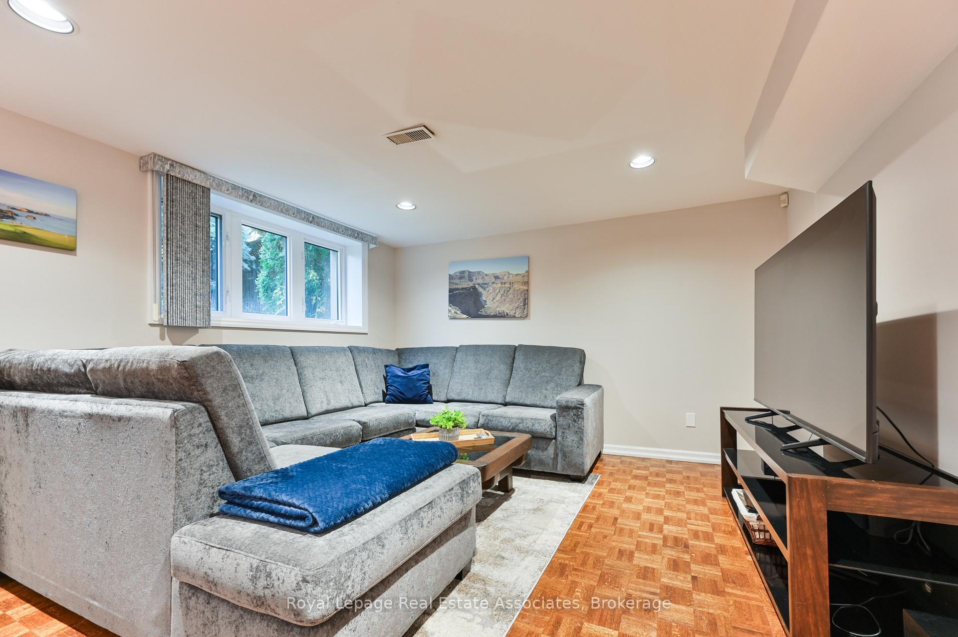 Photo 25 of 39 Shipley Road, Etobicoke, Willowridge-Martingrove-Richview — HOMEH