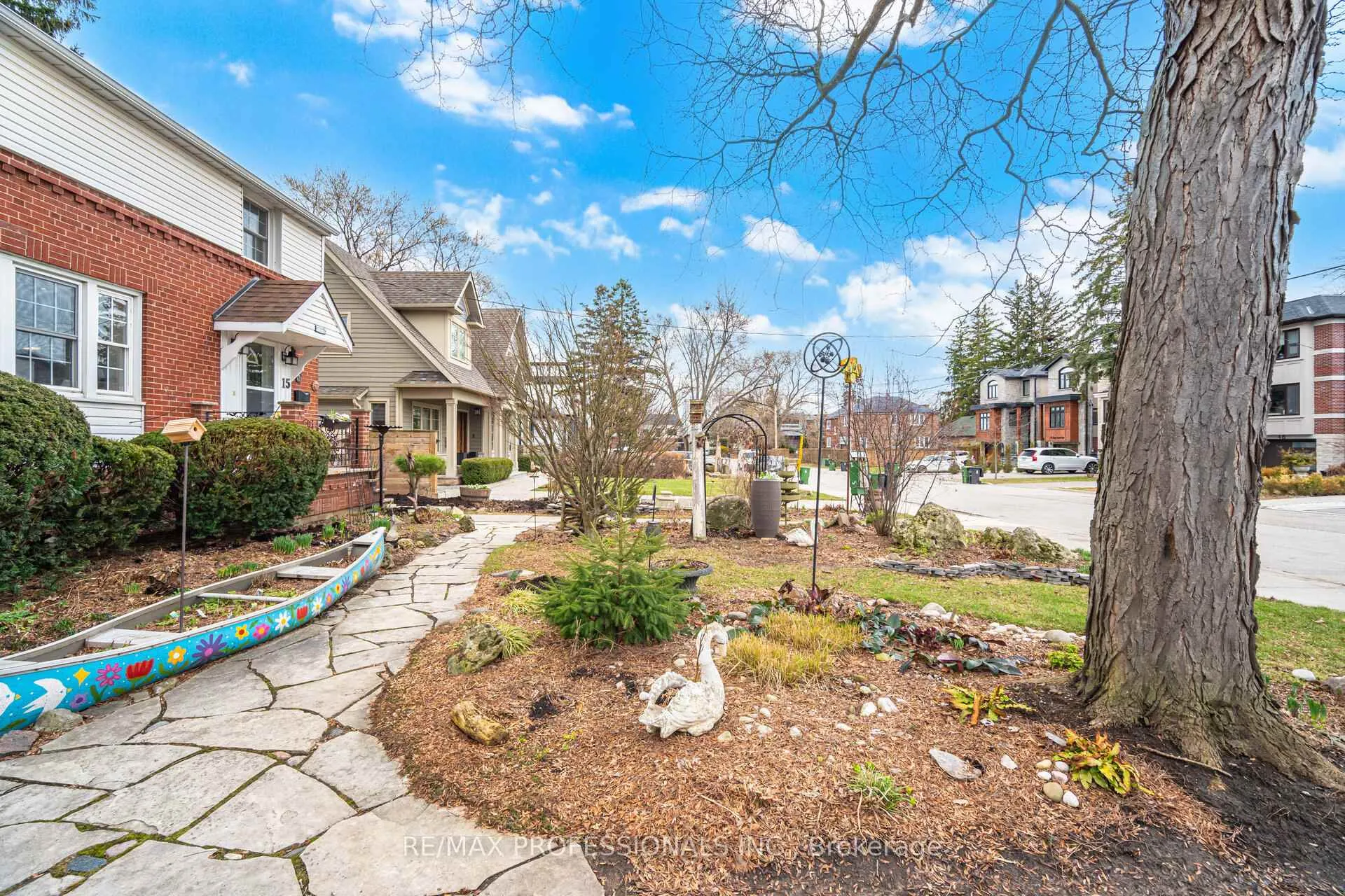 Photo 5 of 15 Twenty-Seventh Street, Etobicoke, Long Branch — HOMEH