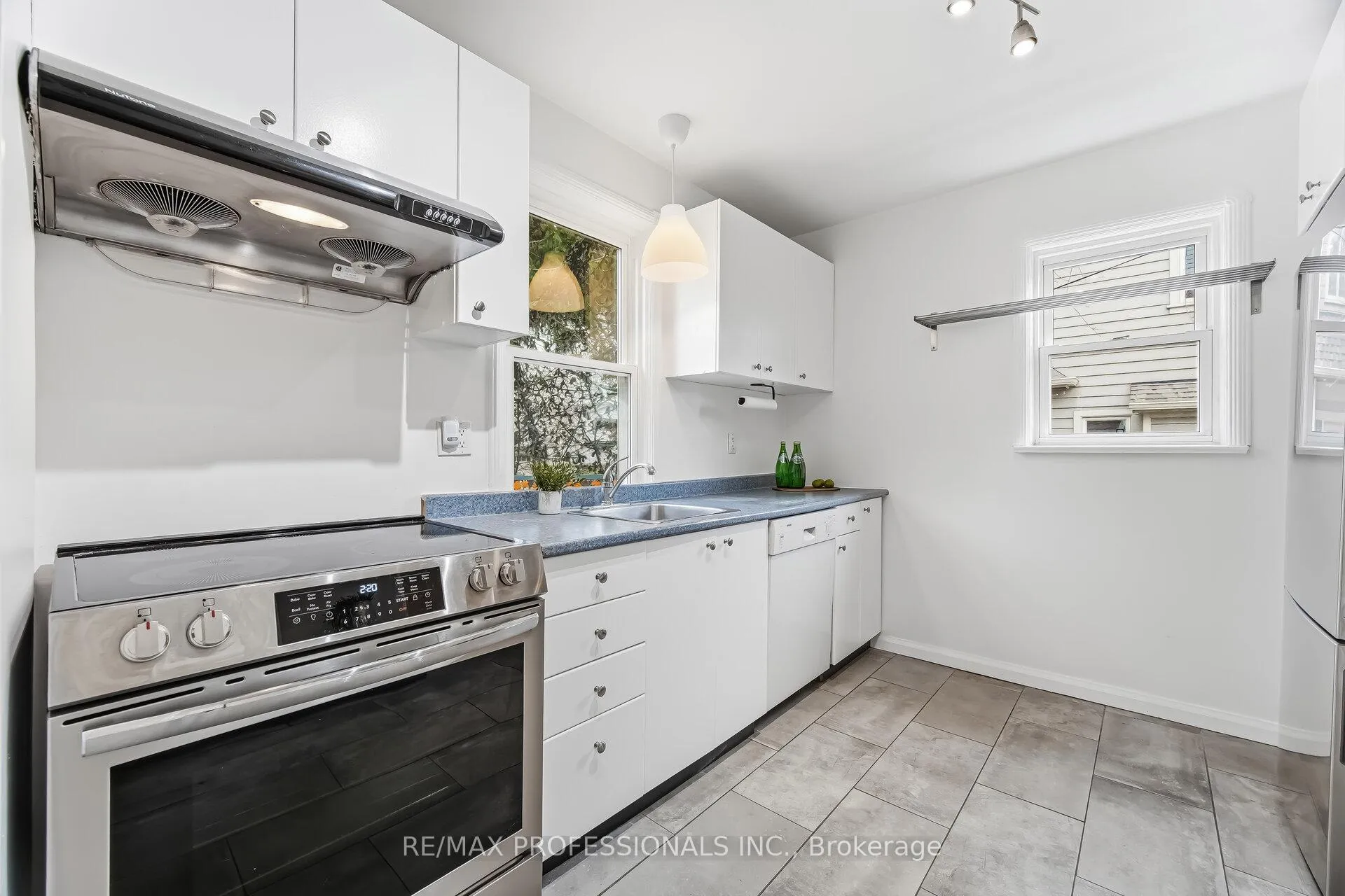 Photo 14 of 15 Twenty-Seventh Street, Etobicoke, Long Branch — HOMEH