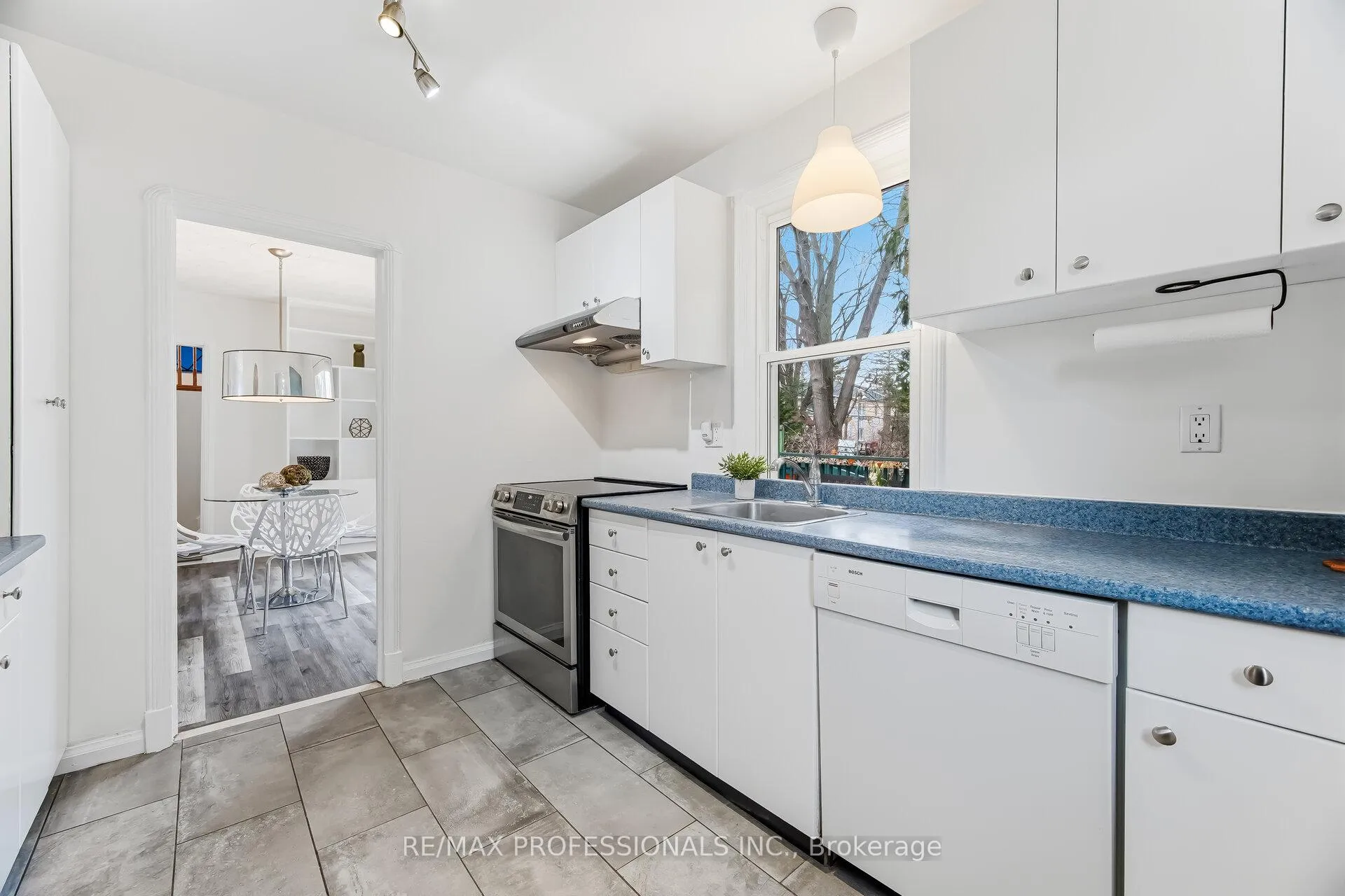 Photo 16 of 15 Twenty-Seventh Street, Etobicoke, Long Branch — HOMEH