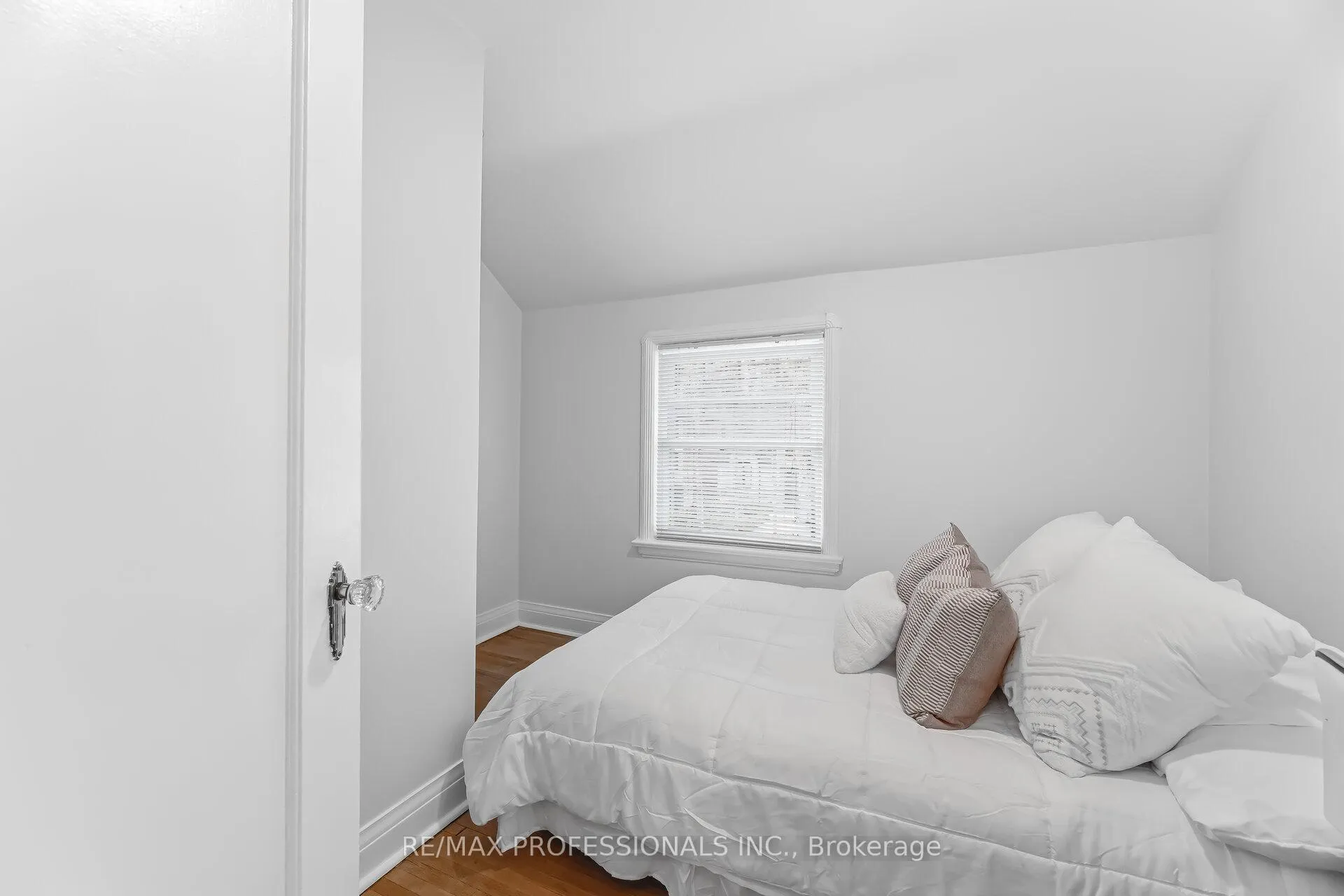 Photo 27 of 15 Twenty-Seventh Street, Etobicoke, Long Branch — HOMEH