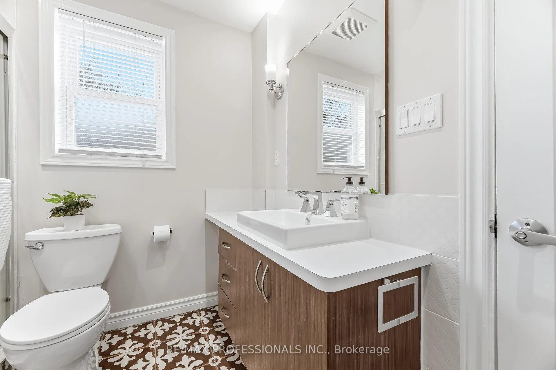 Photo 29 of 15 Twenty-Seventh Street, Etobicoke, Long Branch — HOMEH