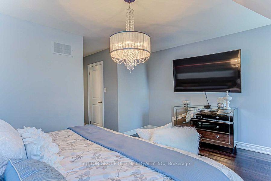 Photo 19 of 43 Dryden Way, Etobicoke, Willowridge-Martingrove-Richview — HOMEH