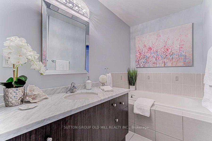 Photo 3 of 43 Dryden Way, Etobicoke, Willowridge-Martingrove-Richview — HOMEH