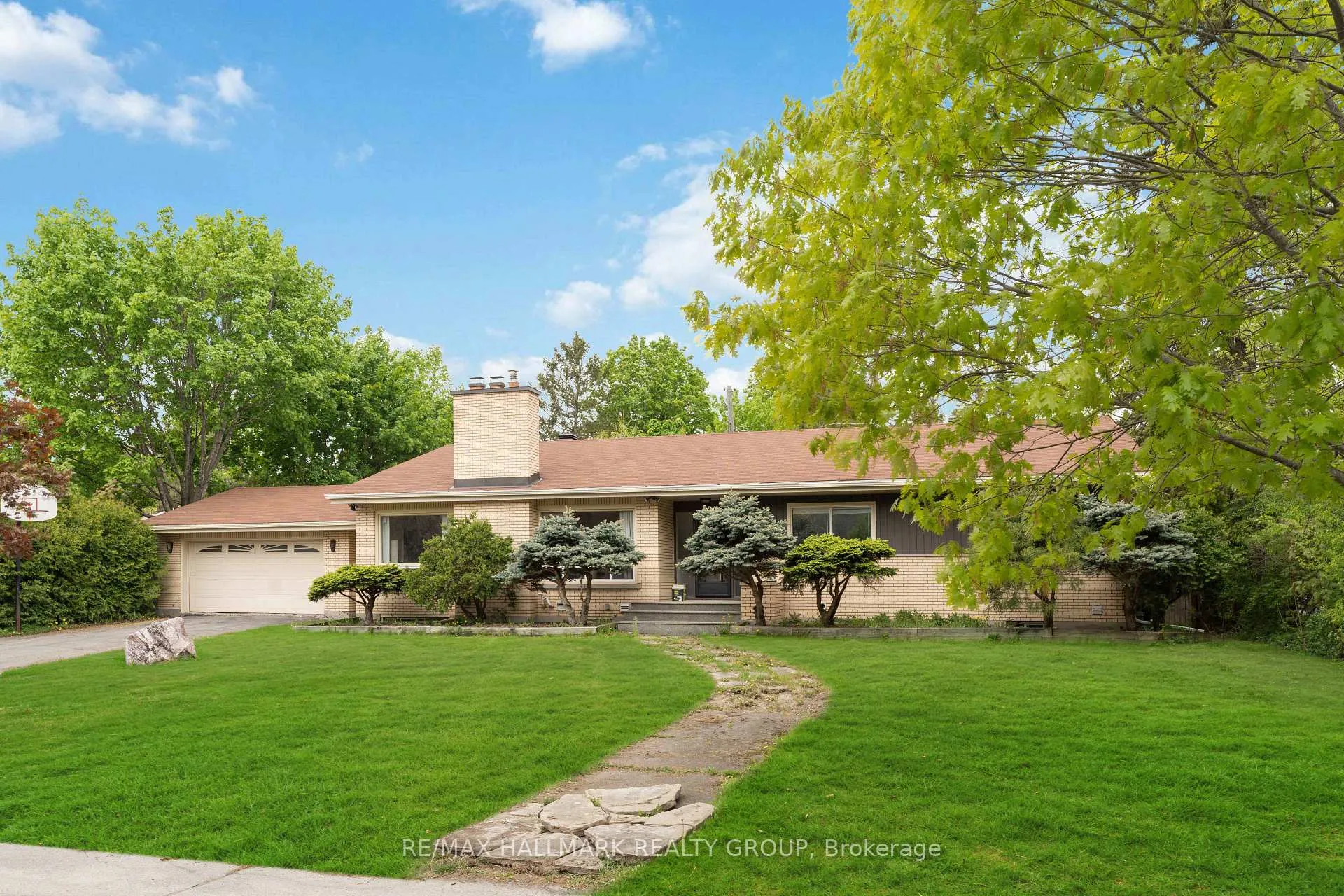 Photo 2 of 333 Roger Road, Ottawa, Alta Vista/Faircrest Heights — HOMEH