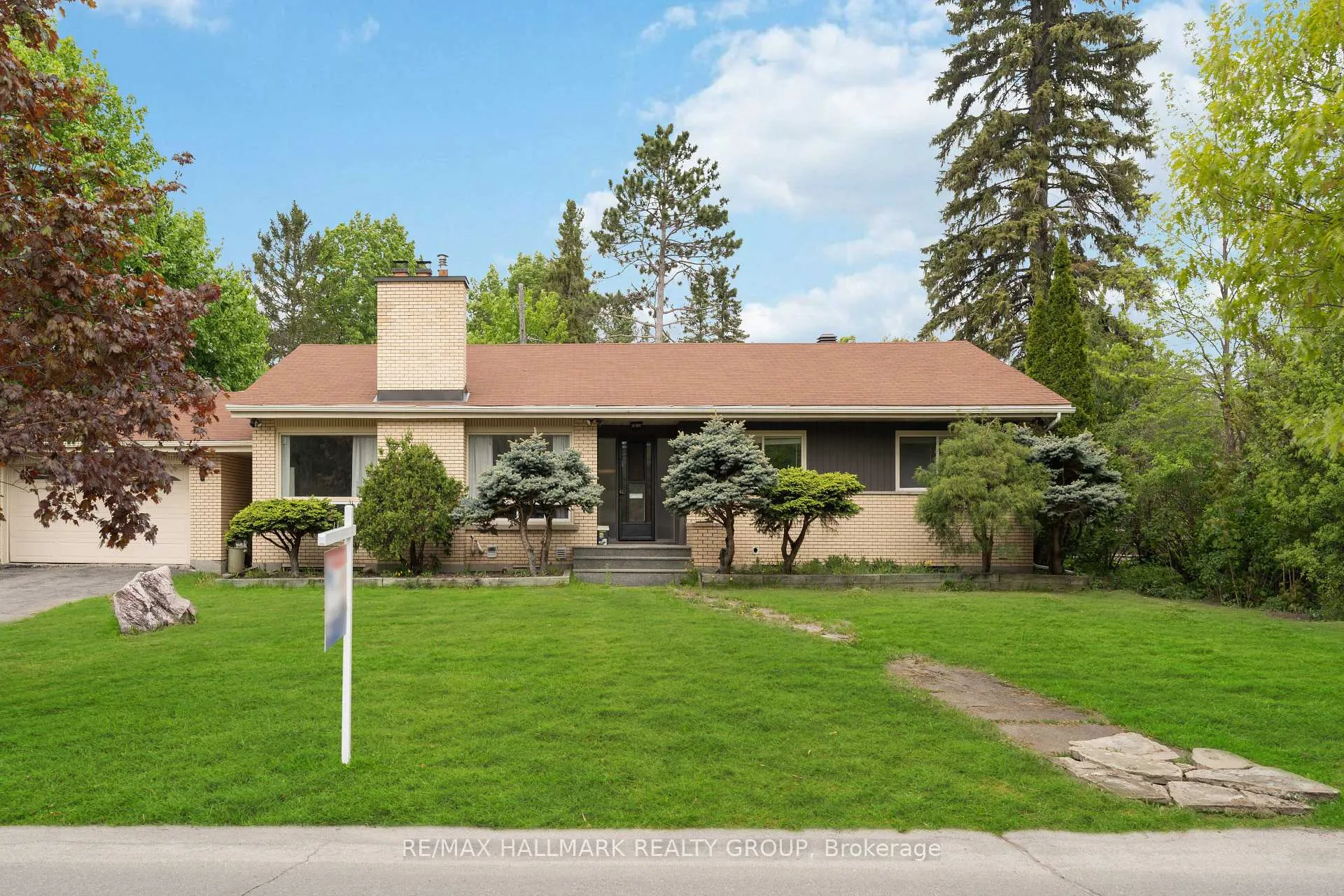 Photo 3 of 333 Roger Road, Ottawa, Alta Vista/Faircrest Heights — HOMEH