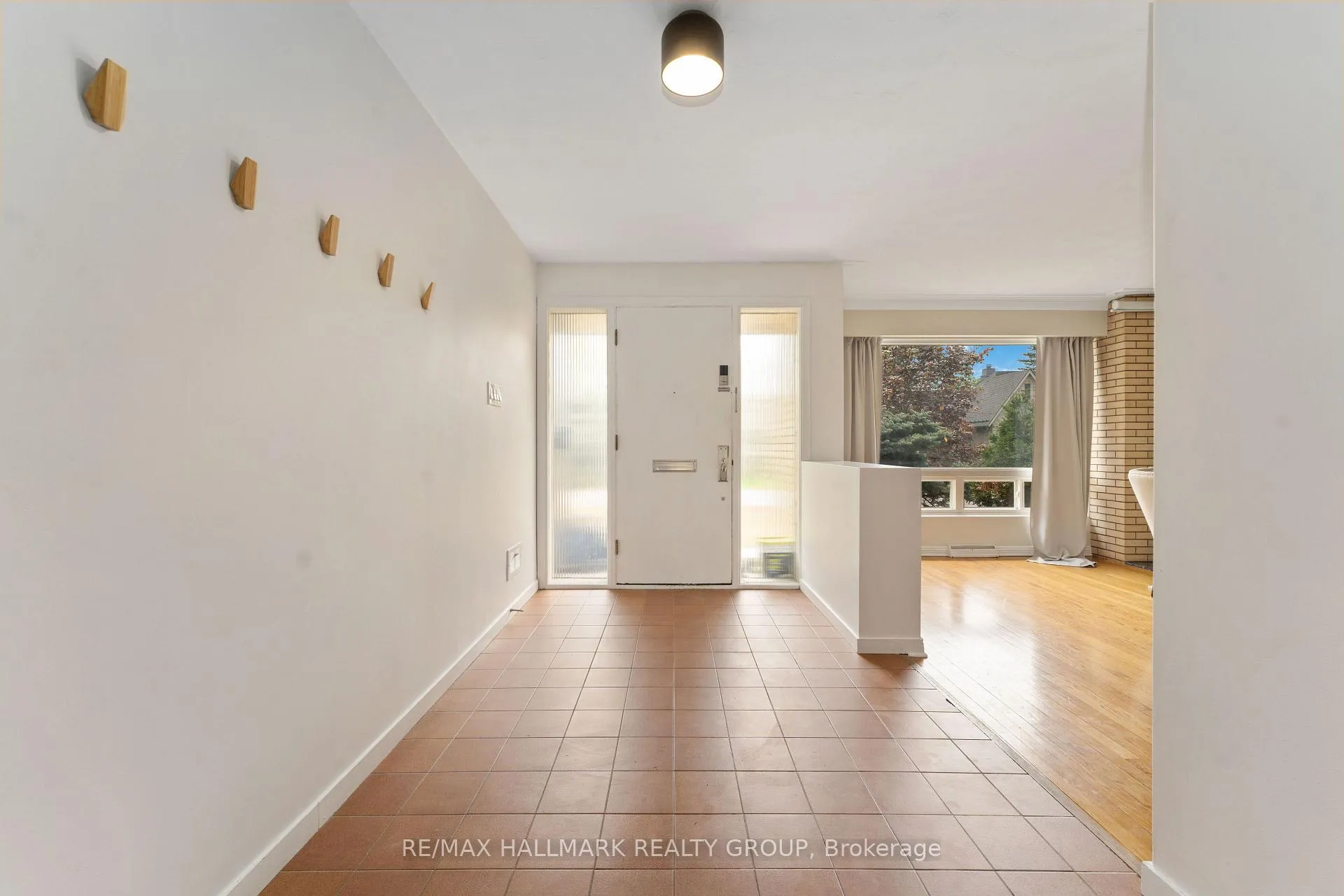 Photo 5 of 333 Roger Road, Ottawa, Alta Vista/Faircrest Heights — HOMEH