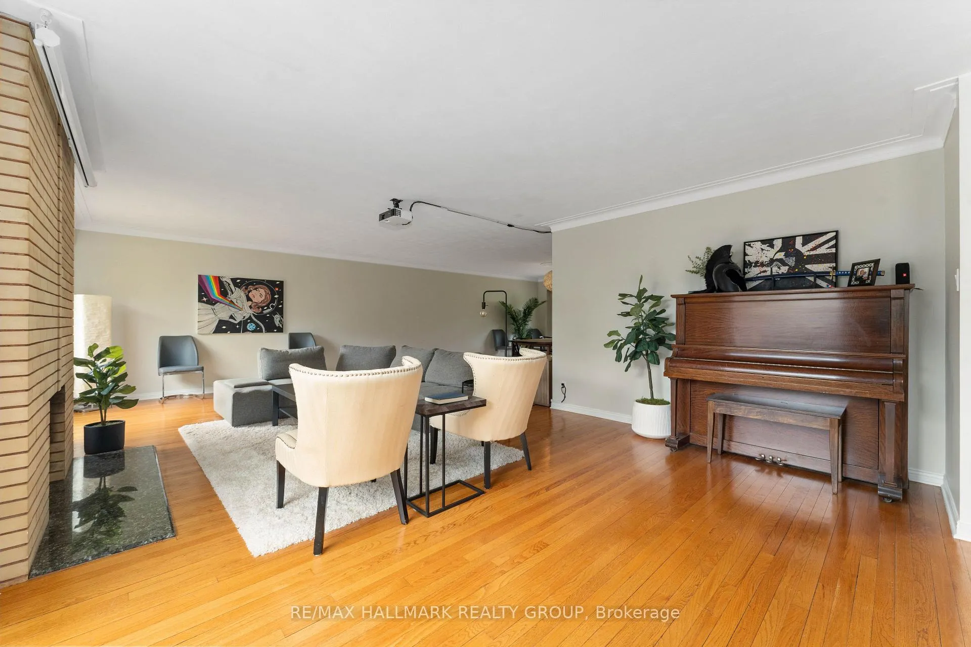 Photo 7 of 333 Roger Road, Ottawa, Alta Vista/Faircrest Heights — HOMEH