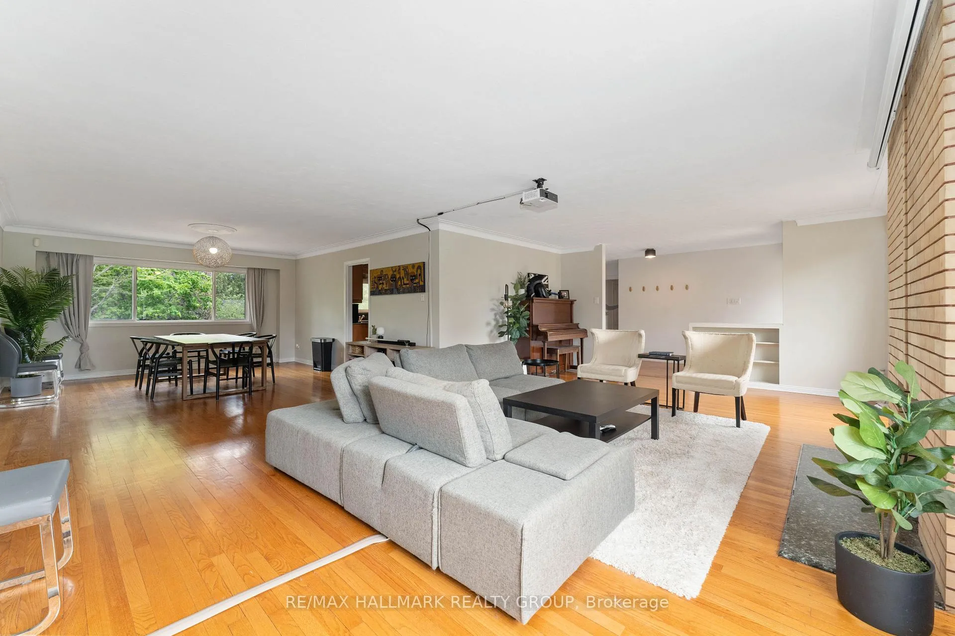 Photo 10 of 333 Roger Road, Ottawa, Alta Vista/Faircrest Heights — HOMEH