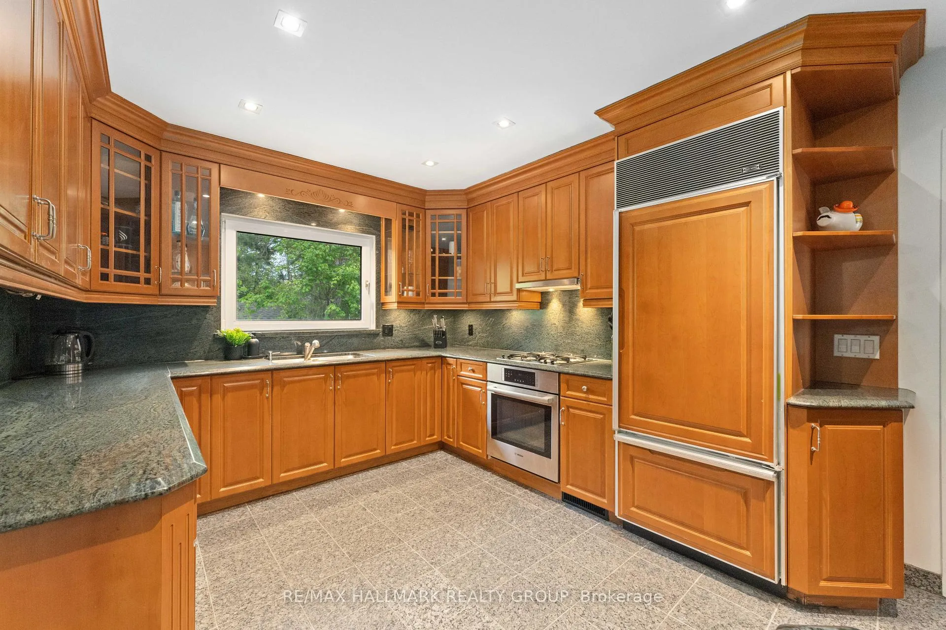 Photo 20 of 333 Roger Road, Ottawa, Alta Vista/Faircrest Heights — HOMEH