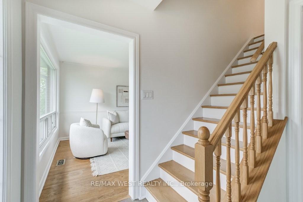 Photo 4 of 47 Breadner Drive, Etobicoke, Willowridge-Martingrove-Richview — HOMEH