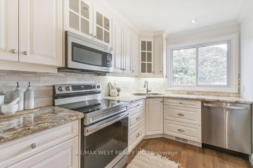 Photo 14 of 47 Breadner Drive, Etobicoke, Willowridge-Martingrove-Richview — HOMEH