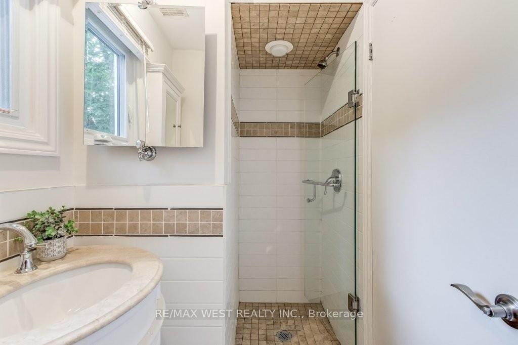 Photo 23 of 47 Breadner Drive, Etobicoke, Willowridge-Martingrove-Richview — HOMEH