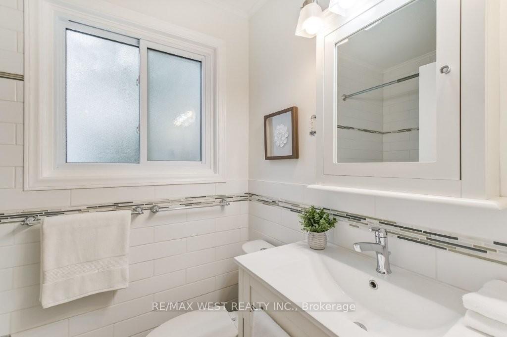 Photo 28 of 47 Breadner Drive, Etobicoke, Willowridge-Martingrove-Richview — HOMEH