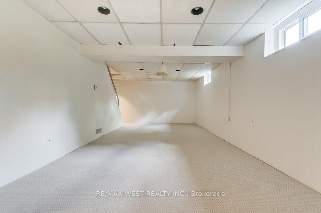 Photo 29 of 47 Breadner Drive, Etobicoke, Willowridge-Martingrove-Richview — HOMEH