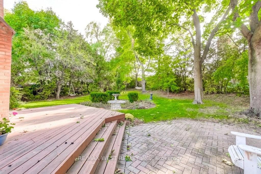Photo 32 of 47 Breadner Drive, Etobicoke, Willowridge-Martingrove-Richview — HOMEH