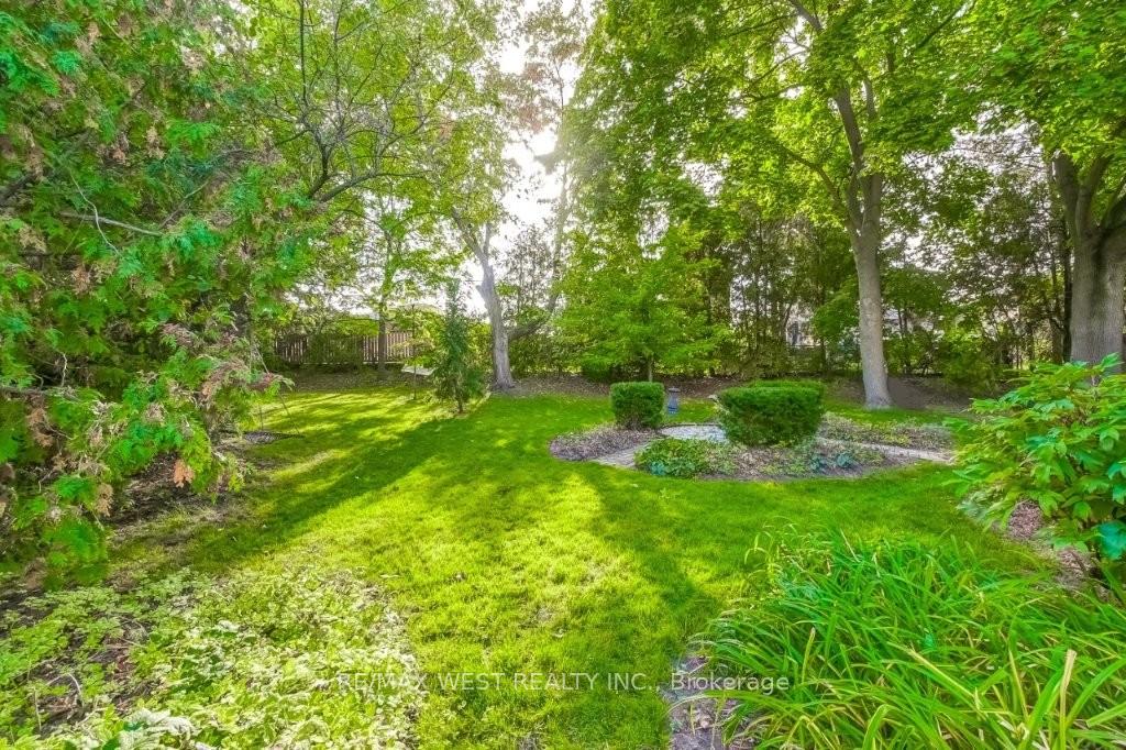 Photo 33 of 47 Breadner Drive, Etobicoke, Willowridge-Martingrove-Richview — HOMEH