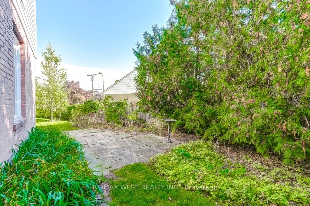 Photo 36 of 47 Breadner Drive, Etobicoke, Willowridge-Martingrove-Richview — HOMEH