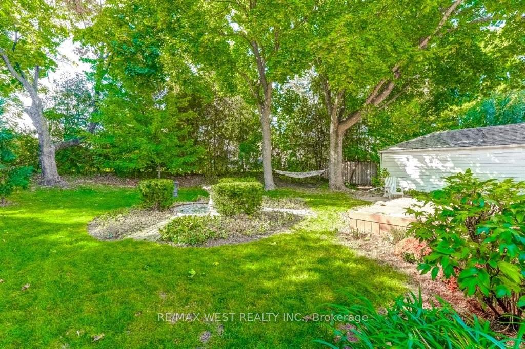 Photo 37 of 47 Breadner Drive, Etobicoke, Willowridge-Martingrove-Richview — HOMEH