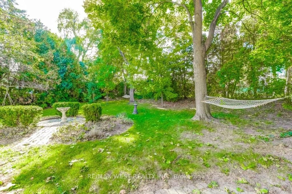 Photo 38 of 47 Breadner Drive, Etobicoke, Willowridge-Martingrove-Richview — HOMEH
