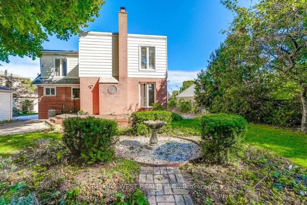 Photo 39 of 47 Breadner Drive, Etobicoke, Willowridge-Martingrove-Richview — HOMEH