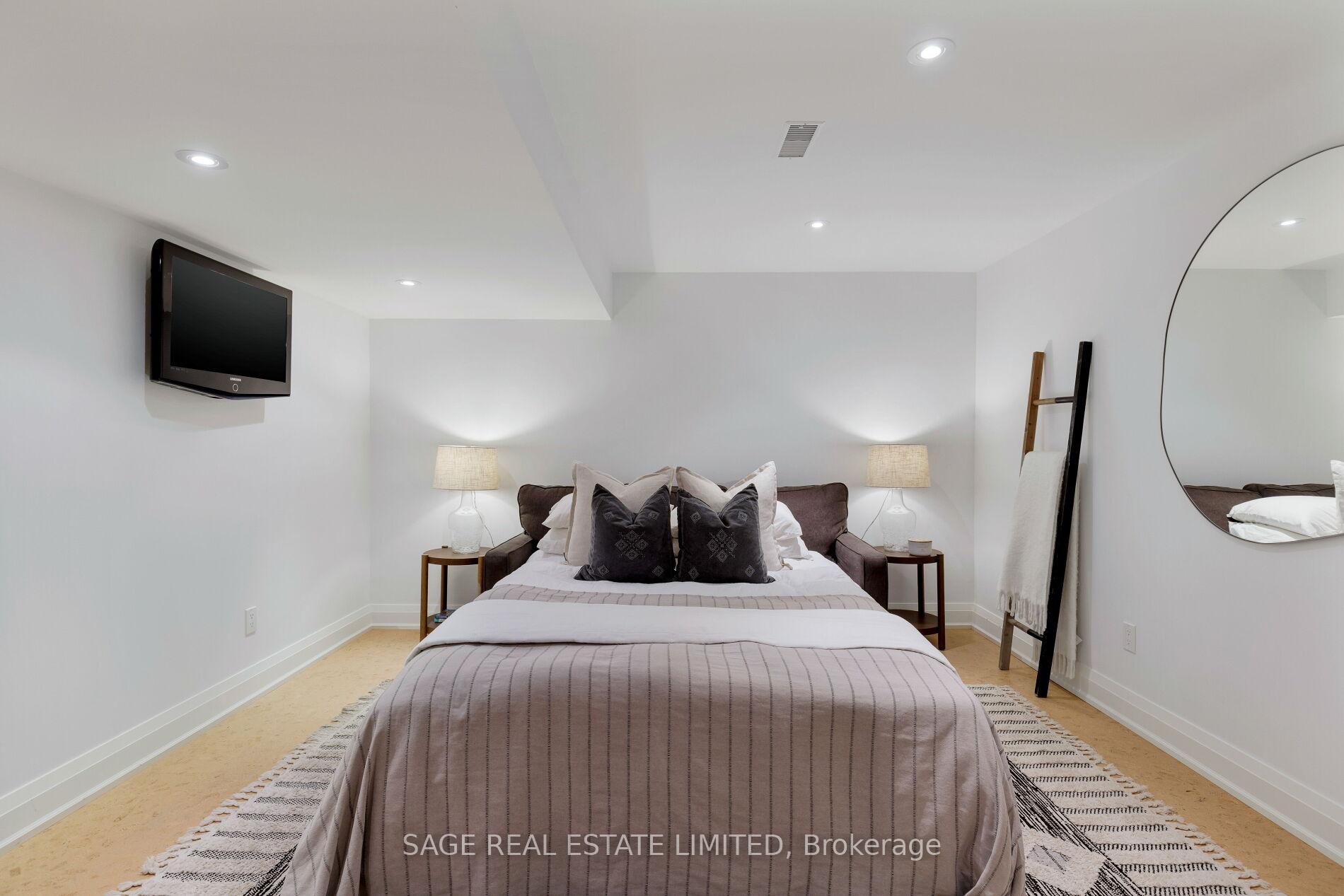 Photo 40 of 45 Newstead Road, Etobicoke, Willowridge-Martingrove-Richview — HOMEH