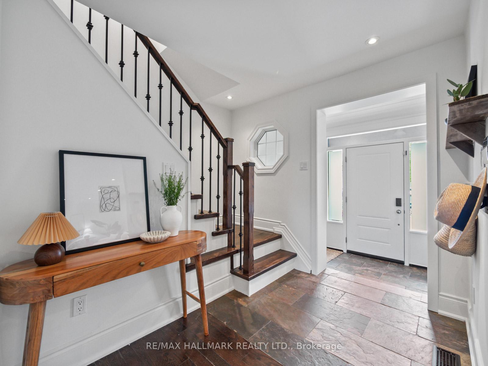 Photo 2 of 7 Haregate Court, Etobicoke, Willowridge-Martingrove-Richview — HOMEH