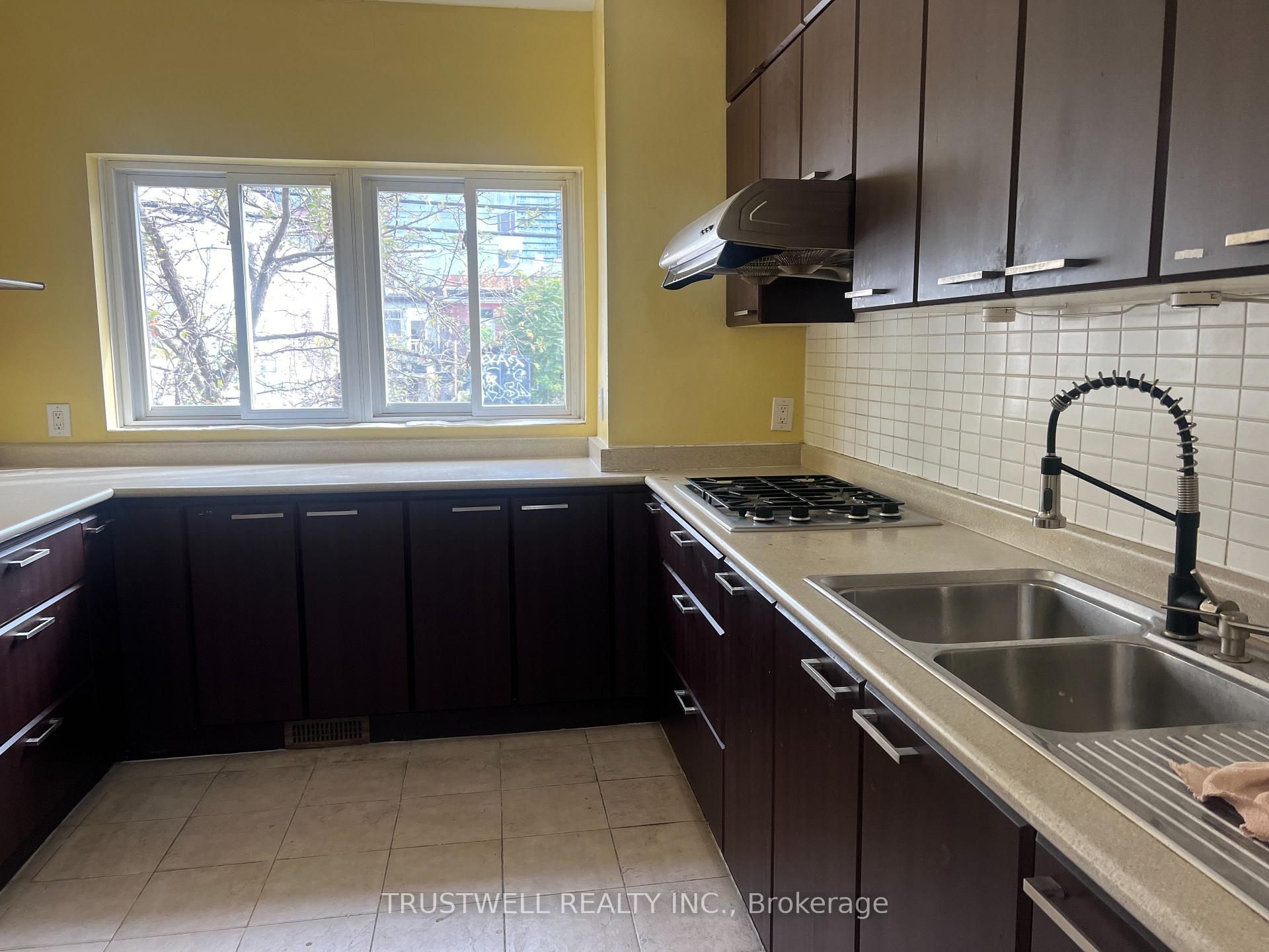 Photo 6 of 26 Bulwer Street, Toronto, Kensington-Chinatown — HOMEH