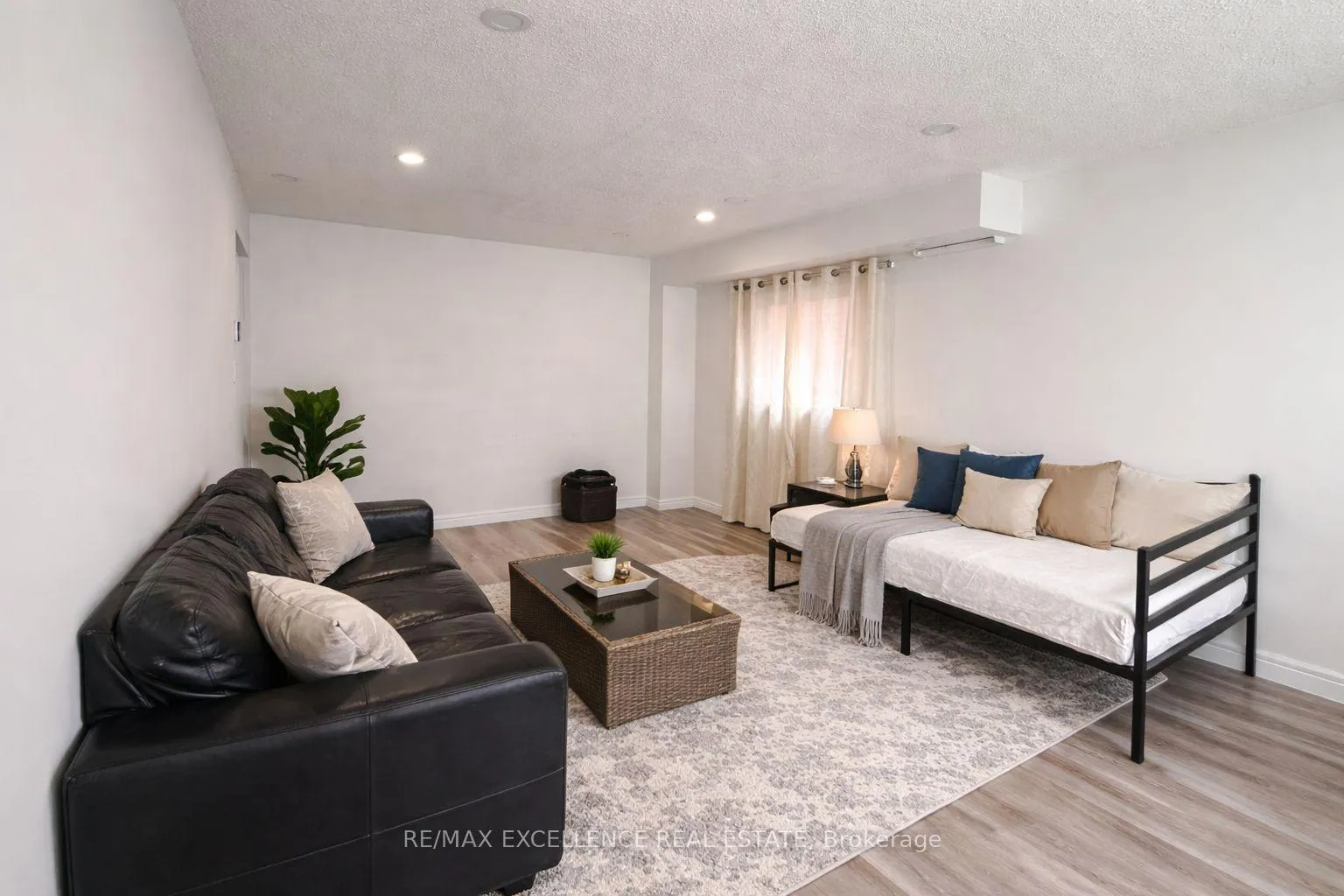 Photo 3 of 68 Alabaster Drive, Brampton, Brampton North — HOMEH