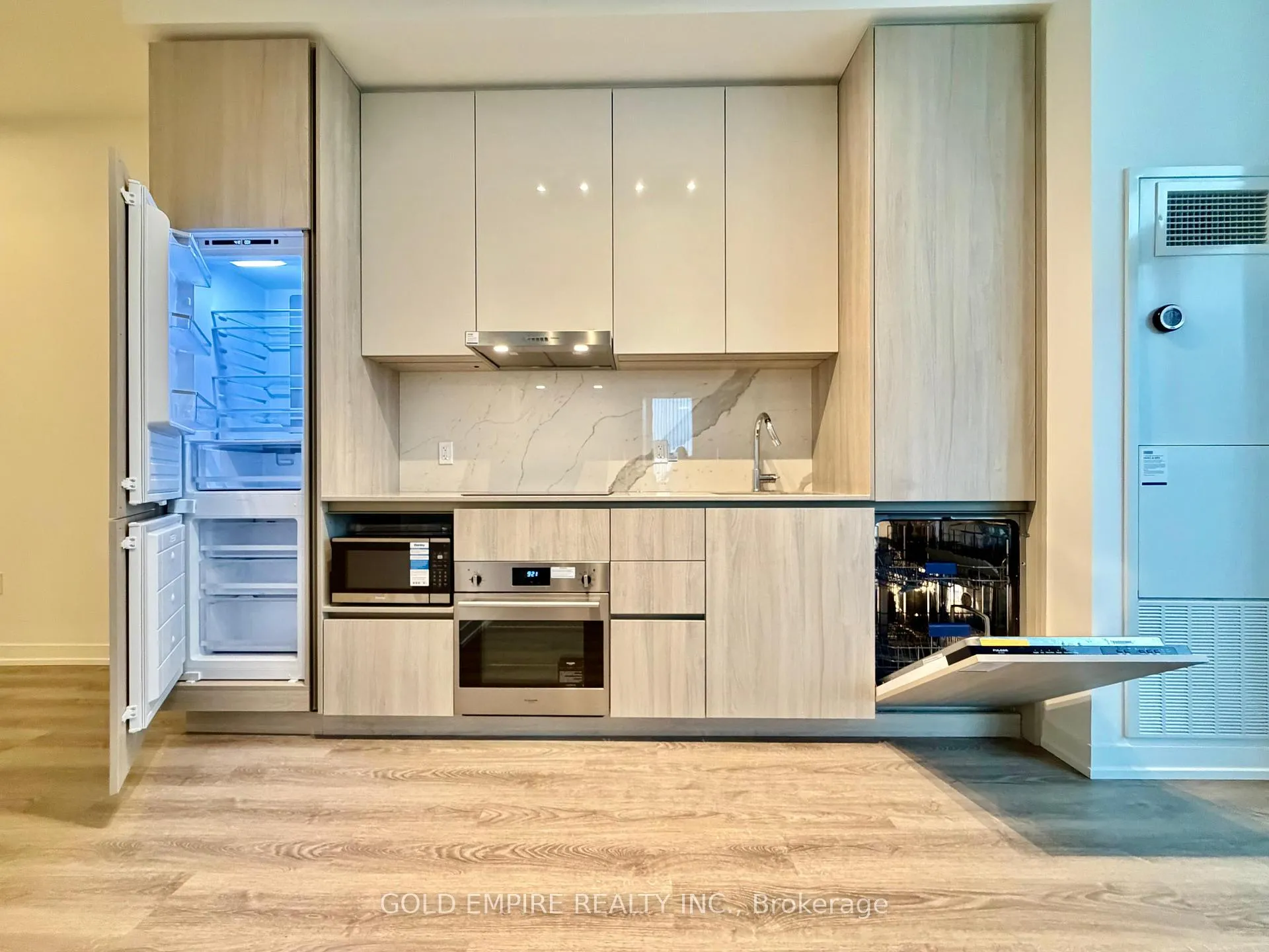 Photo 11 of Unit 609, 8 Interchange Way, Vaughan, Vaughan Corporate Centre — HOMEH