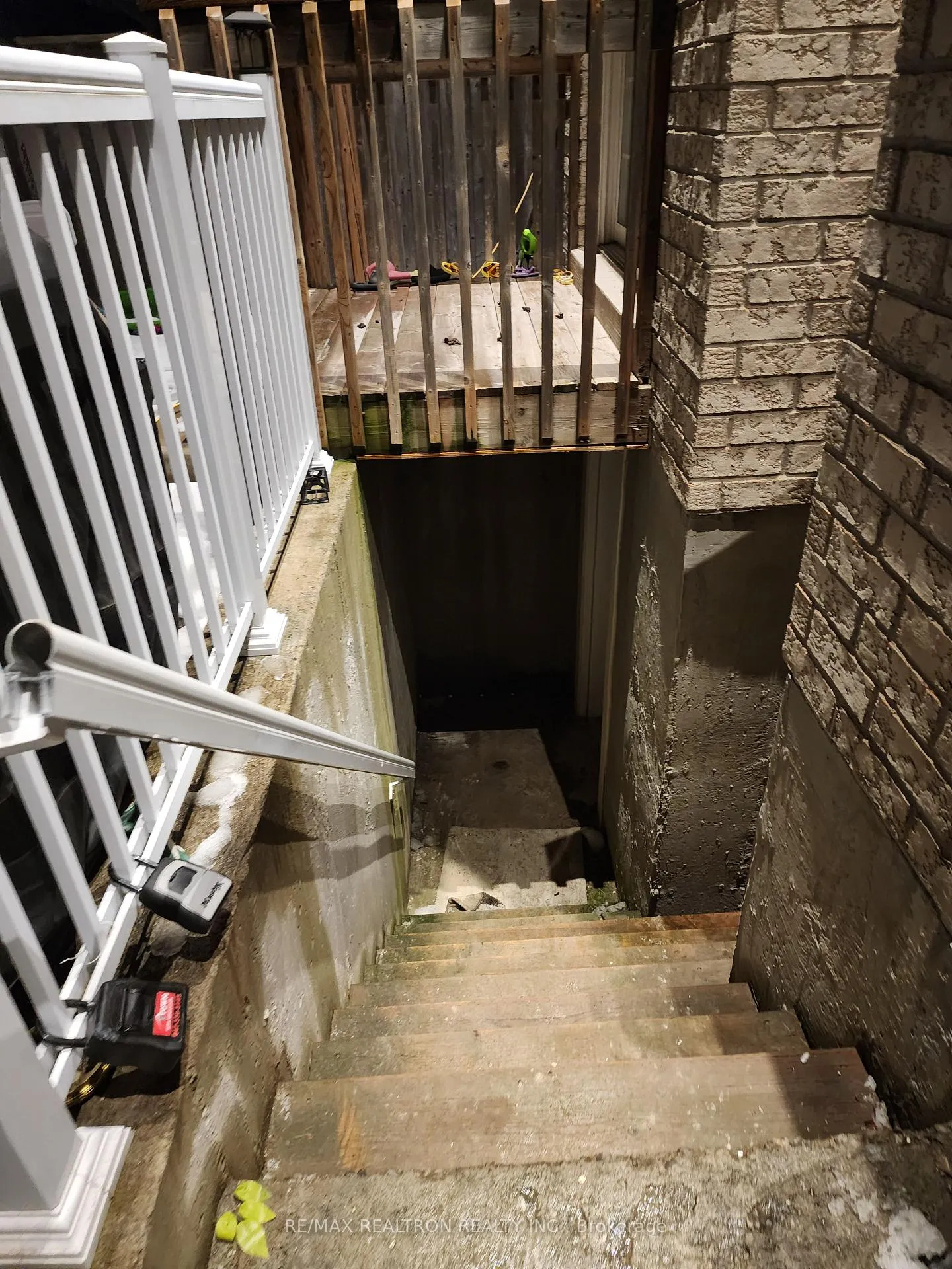 Photo 2 of 15 Mccourt Drive, Ajax, South East — HOMEH