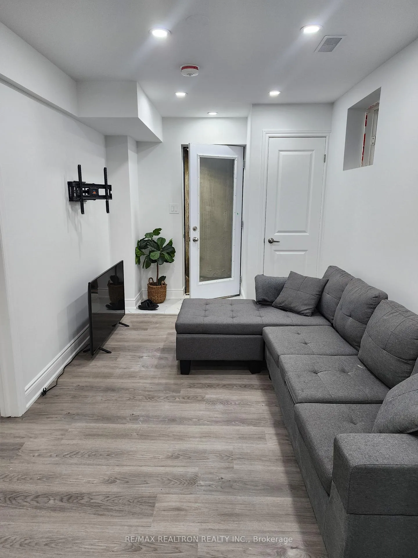 Photo 4 of 15 Mccourt Drive, Ajax, South East — HOMEH