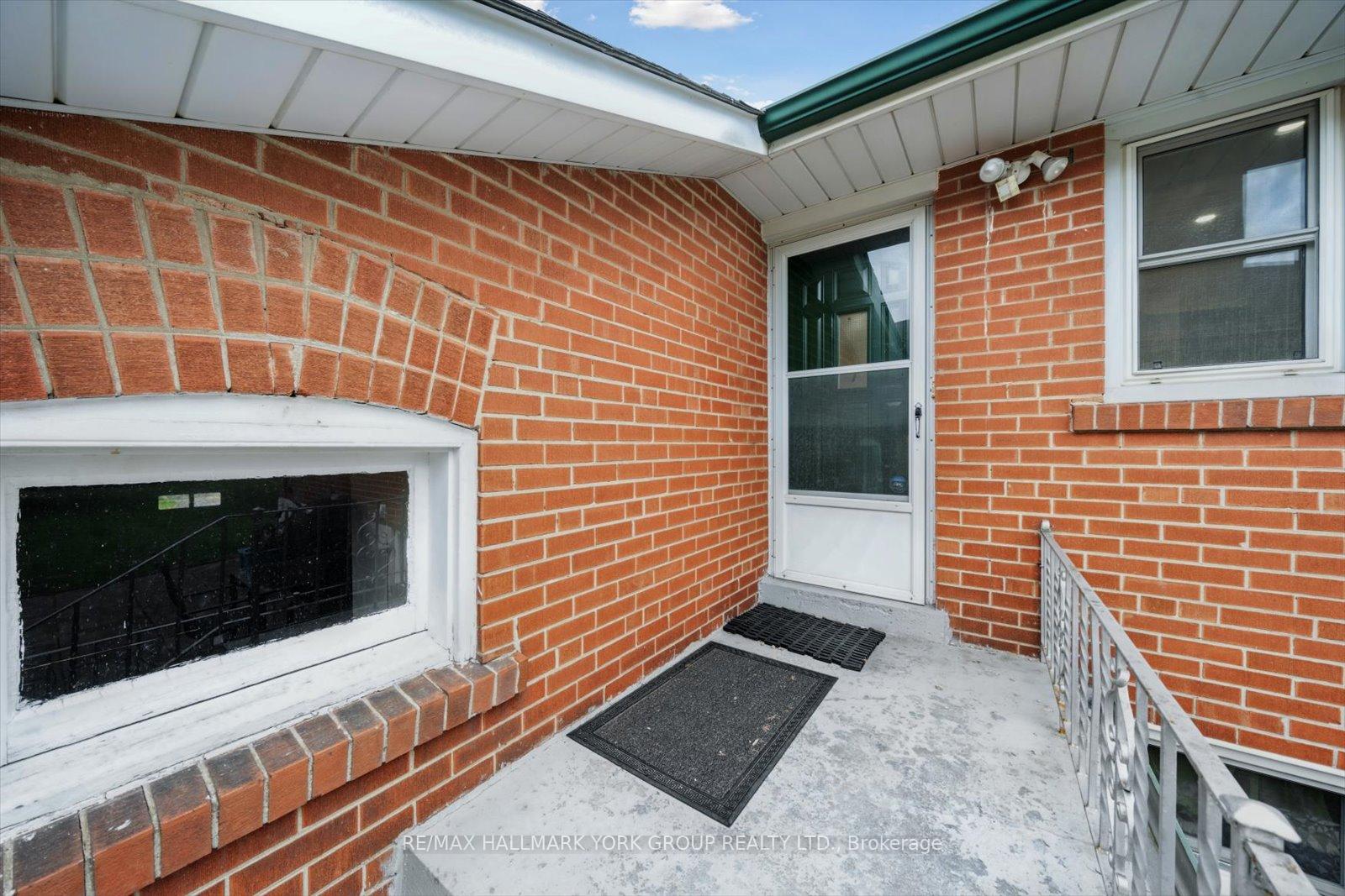 Photo 22 of 35 Winnipeg Road, Etobicoke, Kingsview Village-The Westway — HOMEH