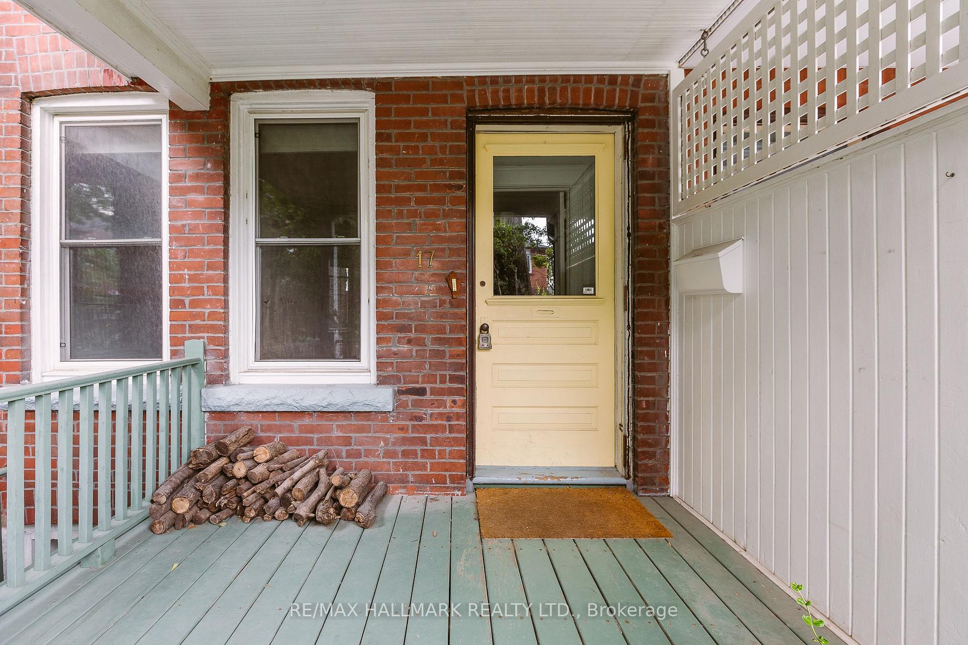 Photo 3 of 17 Grove Avenue, Toronto, Little Portugal — HOMEH