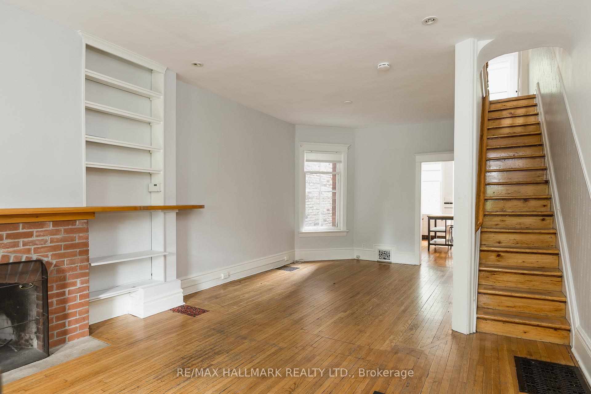 Photo 4 of 17 Grove Avenue, Toronto, Little Portugal — HOMEH
