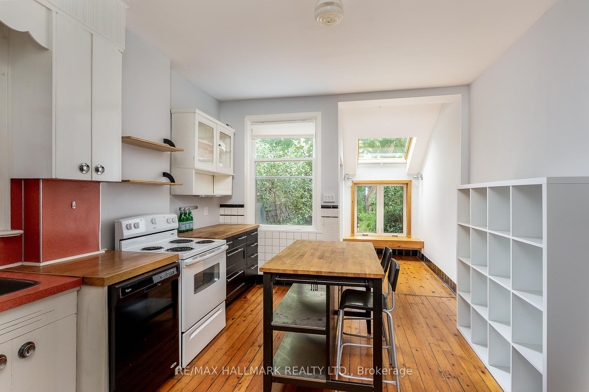 Photo 8 of 17 Grove Avenue, Toronto, Little Portugal — HOMEH