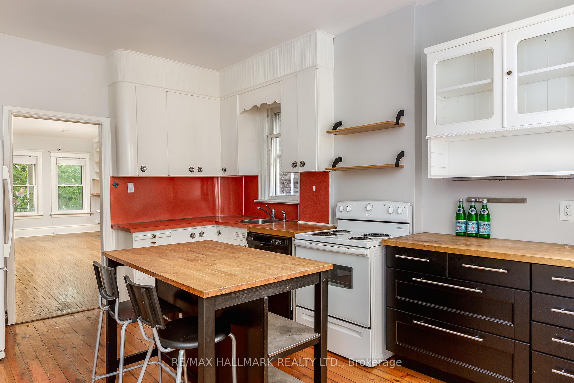 Photo 9 of 17 Grove Avenue, Toronto, Little Portugal — HOMEH