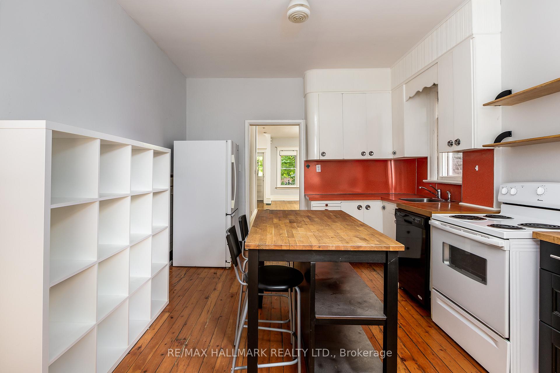 Photo 11 of 17 Grove Avenue, Toronto, Little Portugal — HOMEH