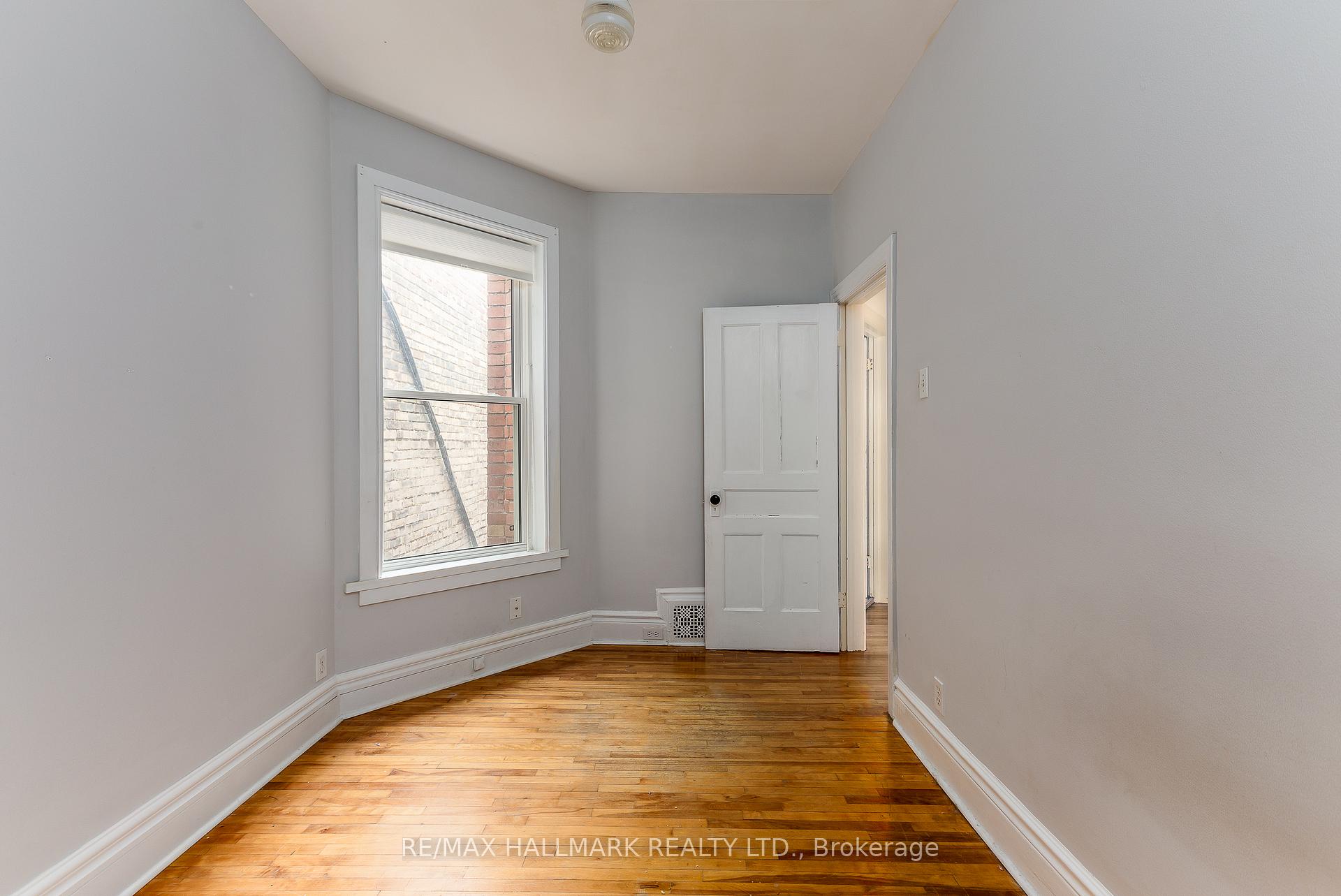 Photo 16 of 17 Grove Avenue, Toronto, Little Portugal — HOMEH