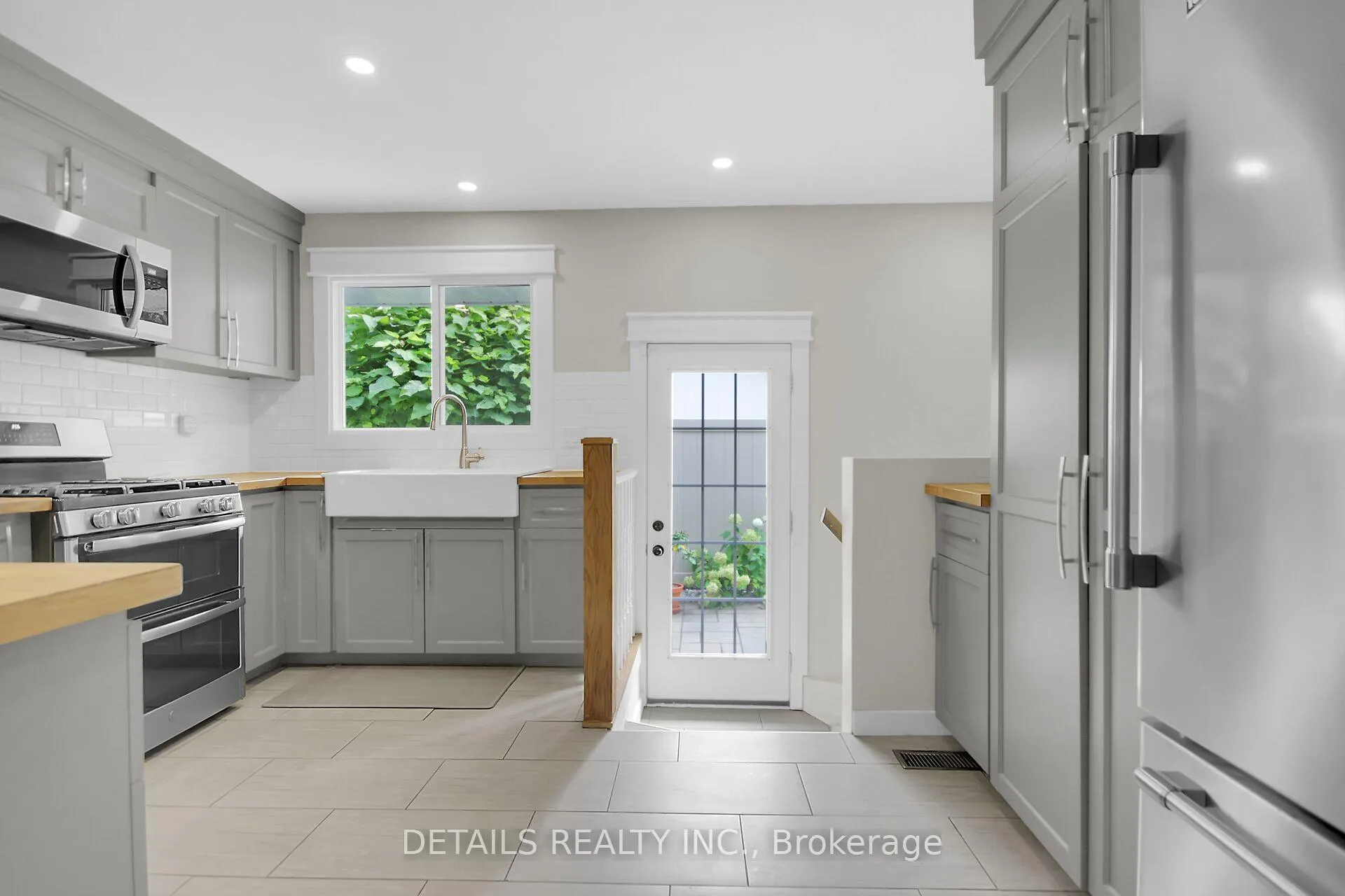 Photo 32 of 10 Aberfeldy Street, Ottawa, Arbeatha Park — HOMEH
