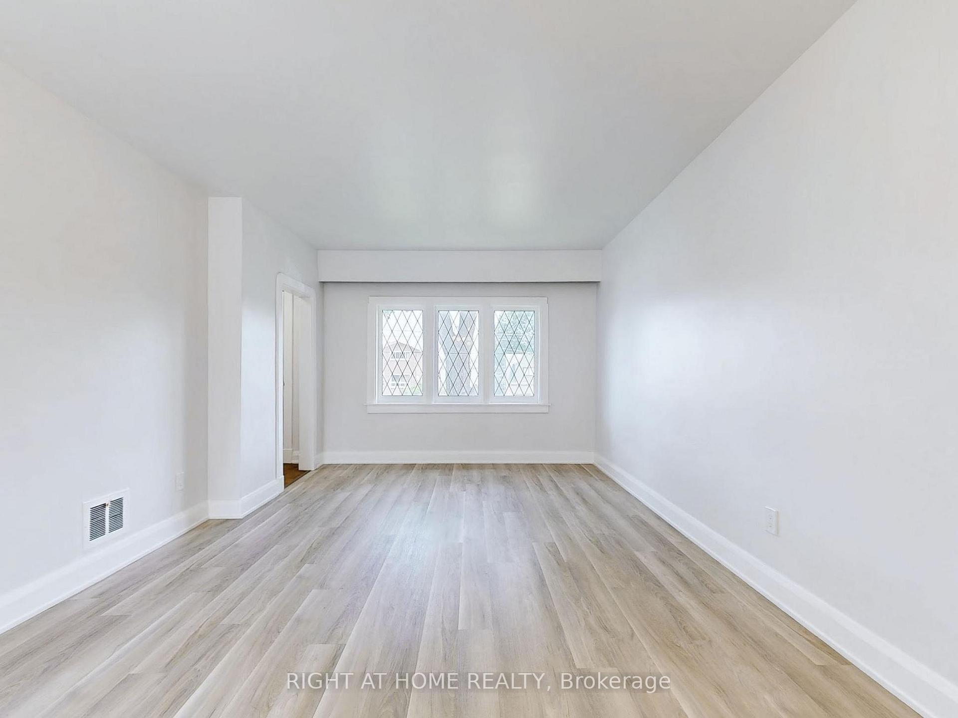Photo 4 of 668 Scarlett Road, Etobicoke, Humber Heights — HOMEH