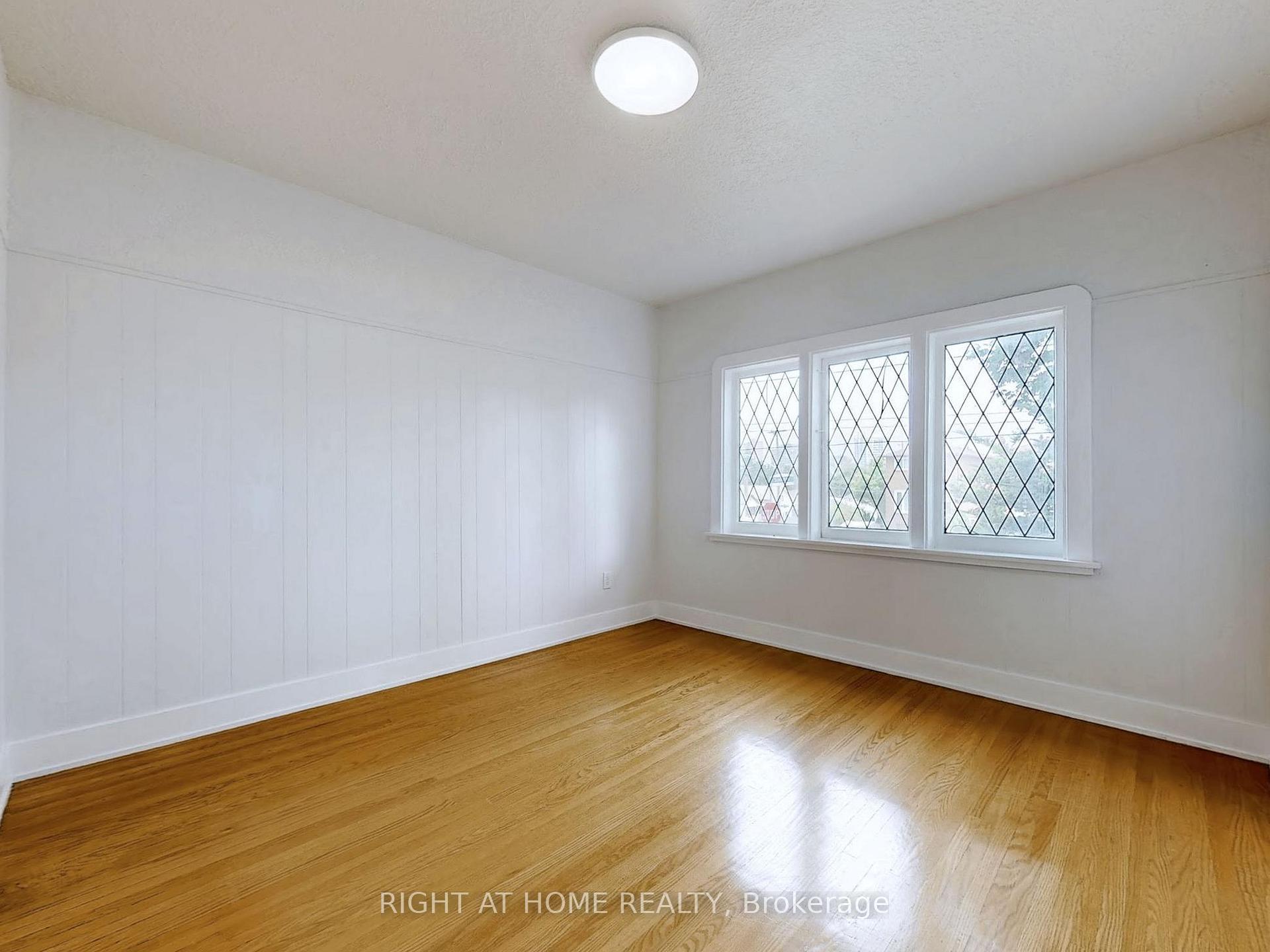 Photo 13 of 668 Scarlett Road, Etobicoke, Humber Heights — HOMEH
