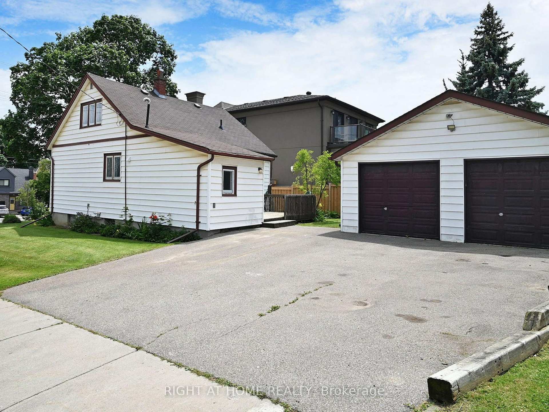 Photo 20 of 668 Scarlett Road, Etobicoke, Humber Heights — HOMEH