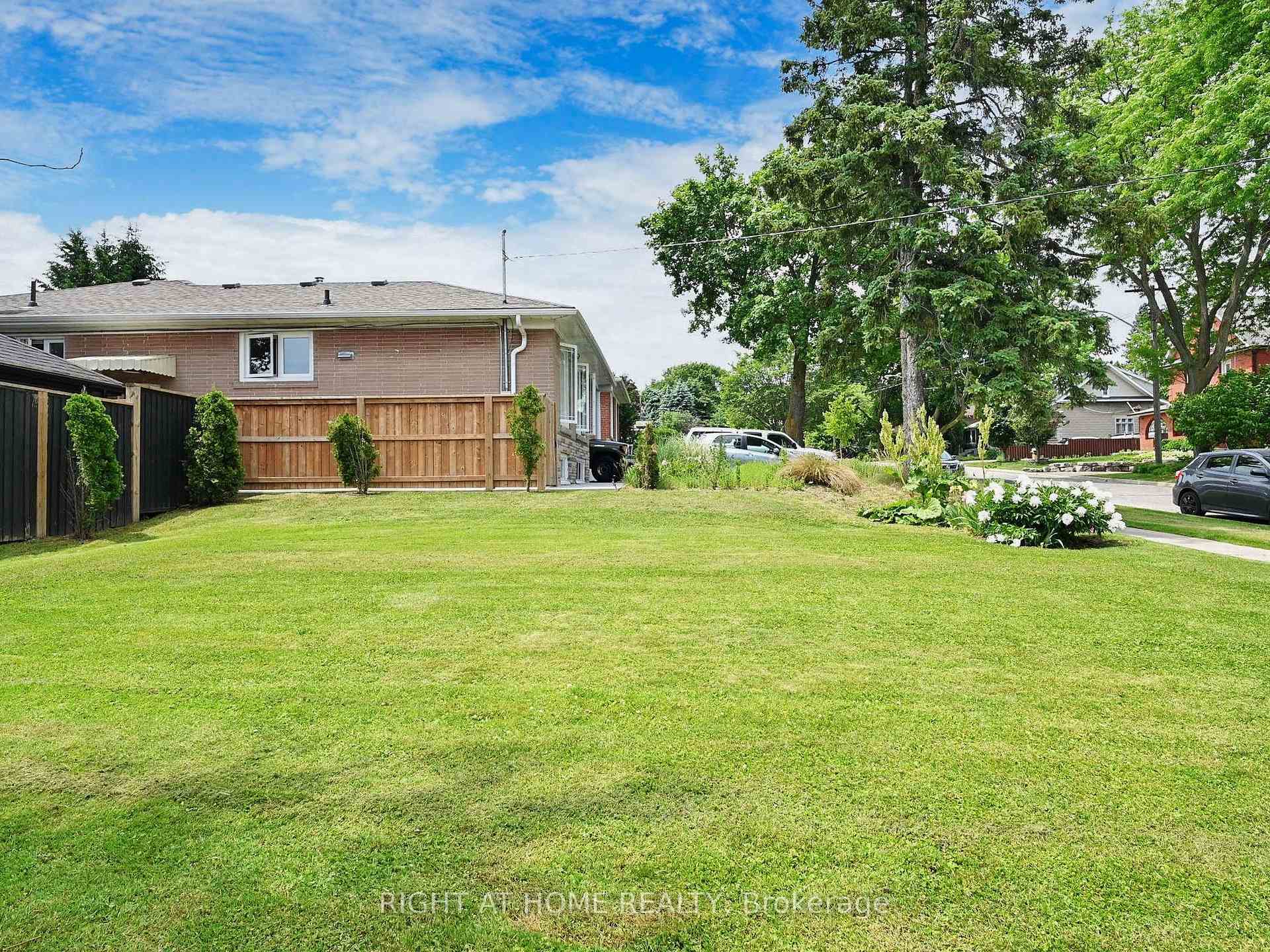 Photo 16 of 668 Scarlett Road, Etobicoke, Humber Heights — HOMEH