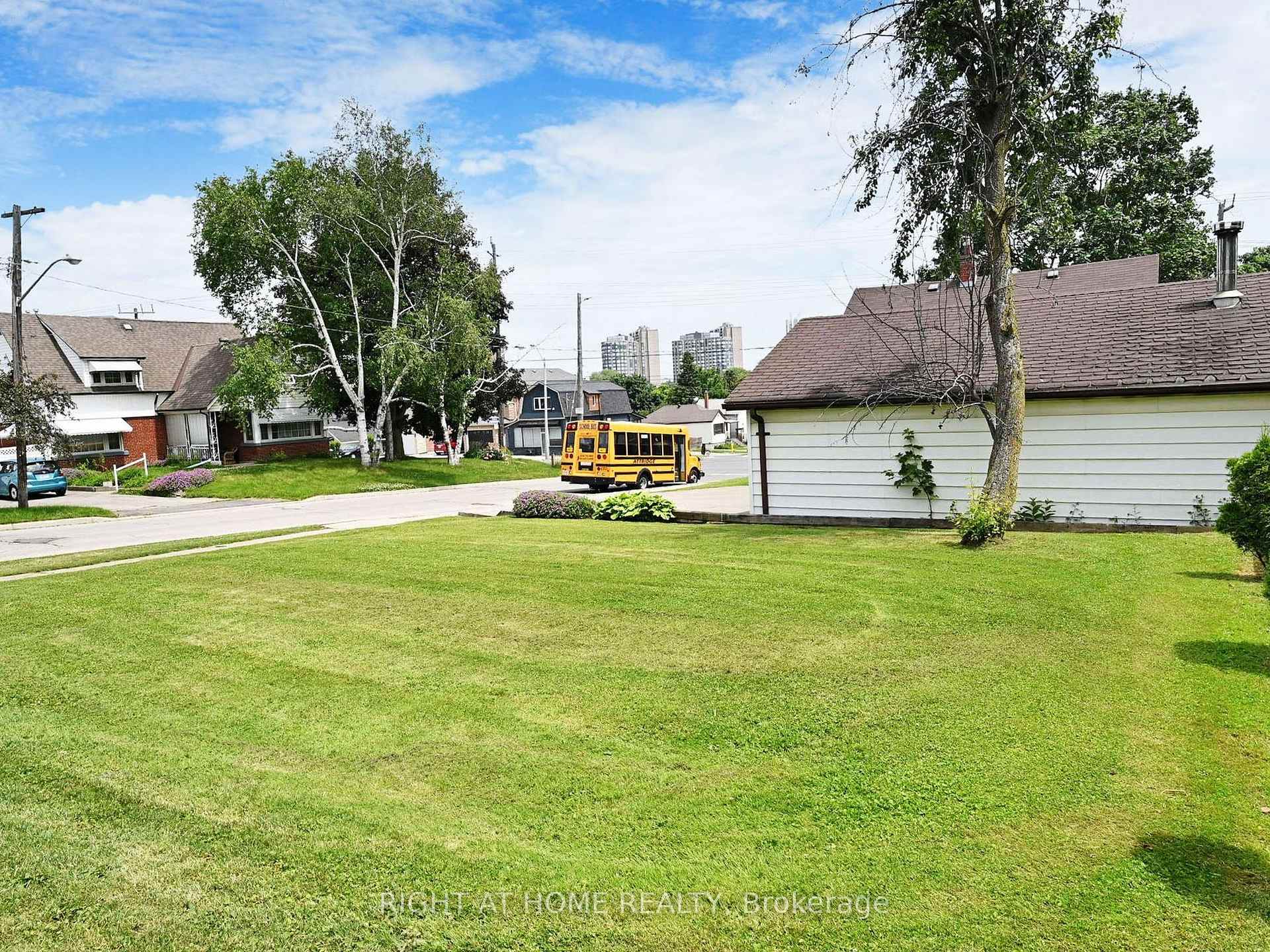 Photo 15 of 668 Scarlett Road, Etobicoke, Humber Heights — HOMEH