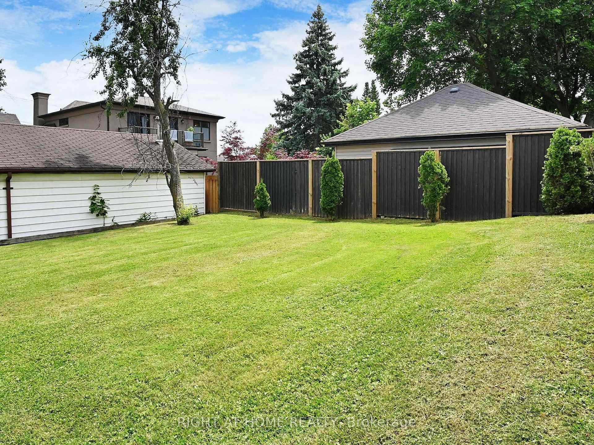 Photo 17 of 668 Scarlett Road, Etobicoke, Humber Heights — HOMEH